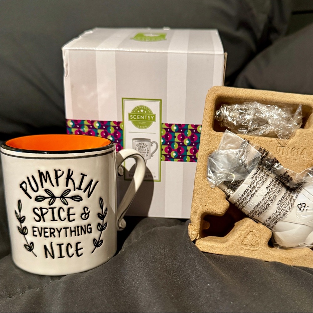 NIB Scentsy Pumpkin Spice Mug - White with Orange Interior